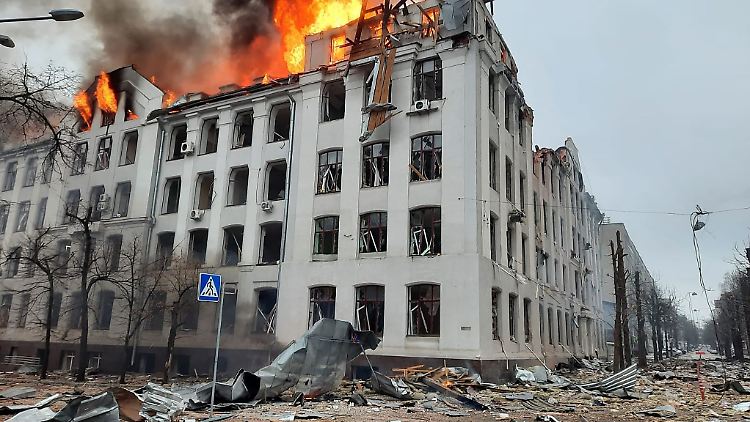 Ein Fakultätsgebäude der ukrainischen Uni in Charkiw brennt wegen eines russischen Raketenangriffs.