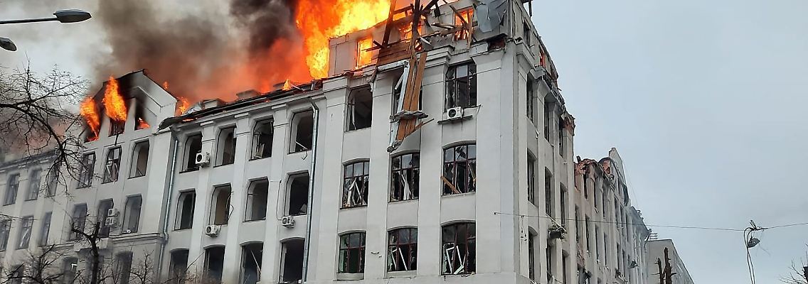 Ein Fakultätsgebäude der ukrainischen Uni in Charkiw brennt wegen eines russischen Raketenangriffs.