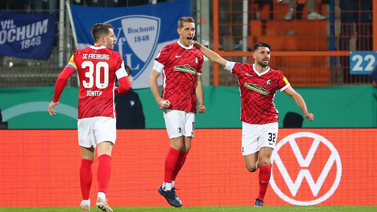 Christian Günter, Nils Petersen und Vincenzo Grifo (von links) feiern das Tor zum 1:0 für den SC Freiburg.