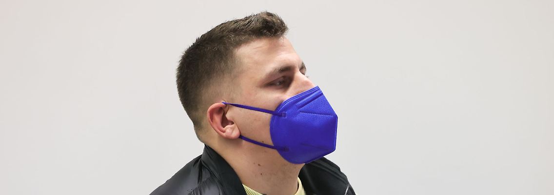 Der Rapper Gzuz wartet im Gerichtssaal des Strafjustizgebäudes in Hamburg.