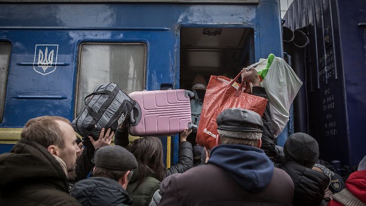 Viele Menschen fliehen zu Verwandten und Freunden in den Nachbarländern.