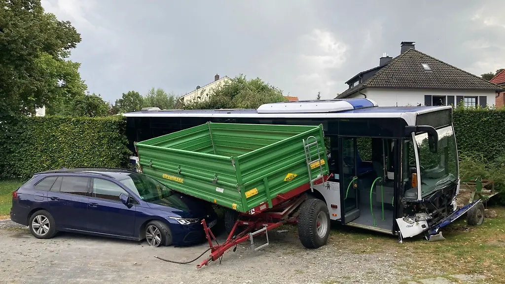 Ein-Linienbus-hat-in-Anroechte-im-Kreis-Soest-eine-Hecke-durchbrochen