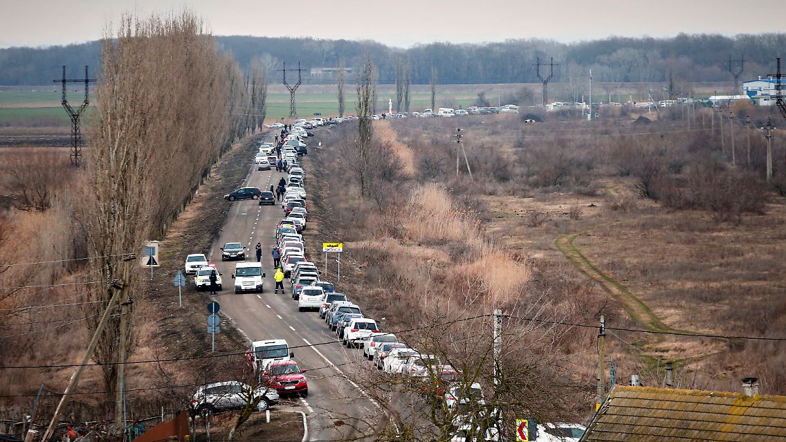 An der Grenze zu Moldawien: Autos warten darauf, Familienmitglieder und Flüchtlinge abzuholen, die vor dem Krieg in der Ukraine fliehen.