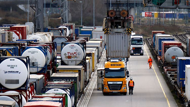 Während der Corona-Krise entstandene Hindernisse im internationalen Handel könnten sich weiter verfestigen, fürchtet der DIHK.