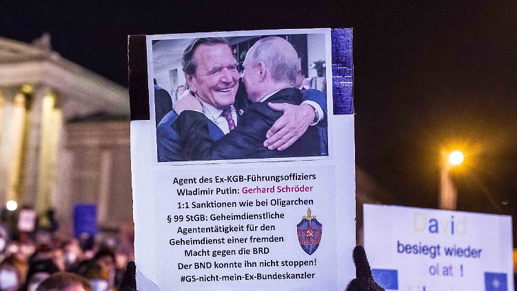 Viele Menschen wollen einen Schritt weitergehen und Altkanzler Schröder für seine Nähe zu Wladimir Putin mit Sanktionen belegen.