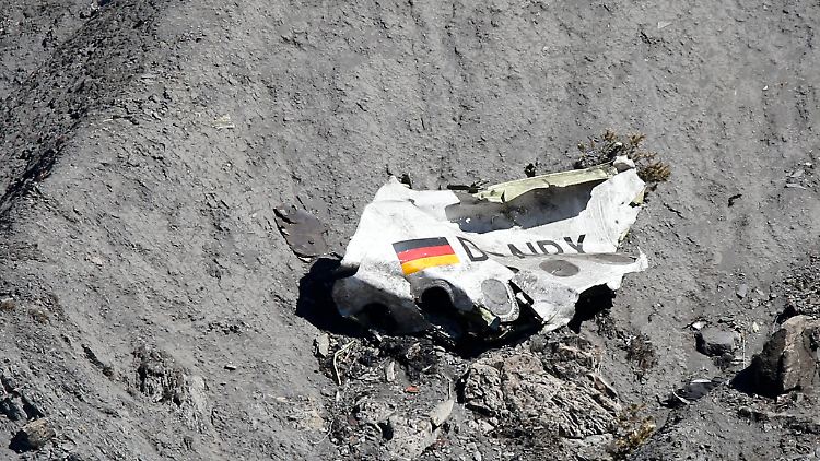 Trümmer der zerschellten A320 an der Absturzstelle in der Nähe von Le Vernet in den französischen Alpen.