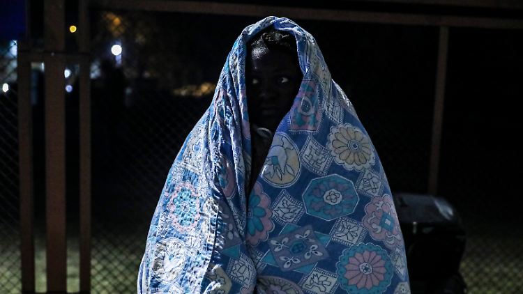 Menschen aus Afrika oder mit afrikanischen Wurzeln beklagen, dass sie an der Grenze von der Ukraine zu Polen aufgehalten und bedroht werden.