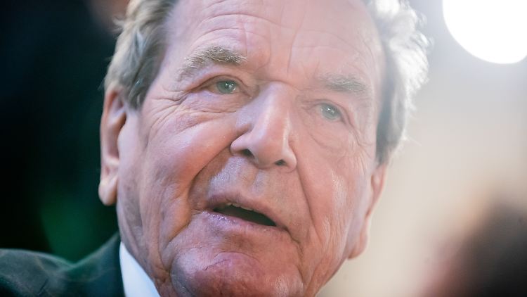 Gerhard Schröder steht unter Druck, sich klar von Russland und dem Angriff auf die Ukraine zu distanzieren.