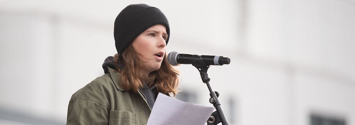 Die Aktivistin Luisa Neubauer spricht auf einer Demo gegen den Ukraine-Krieg auf dem Spielbudenplatz.