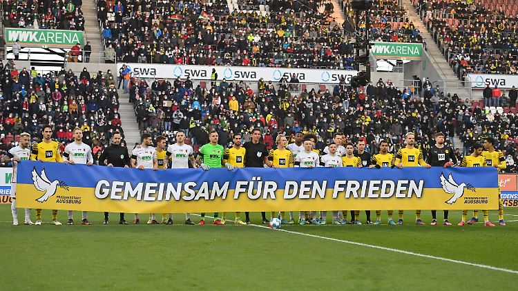 In der Liga bleibt es nicht nur bei Solidaritätsbannern.
