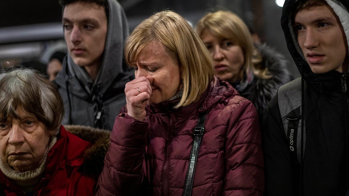 Ukrainische Flüchtlinge am Bahnhof von Lwiw