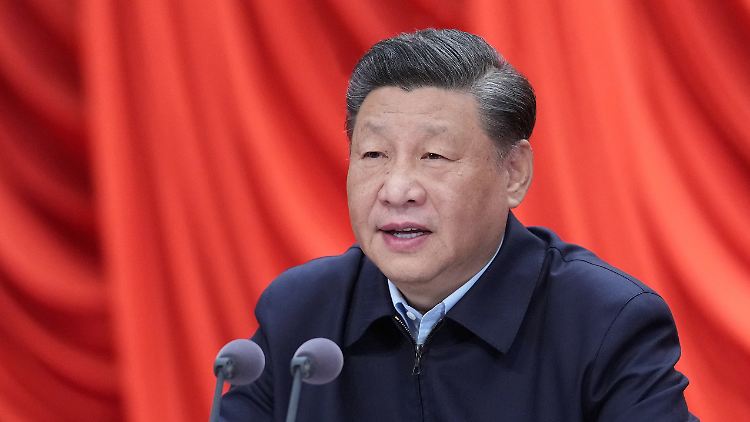 Chinas Präsident Xi Jinping versucht, sein Land aus diesem Konflikt herauszuhalten. Doch die wirtschaftlichen Auswirkungen sind bereits spürbar.