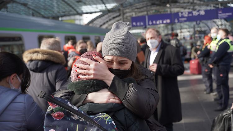 Tränenreiche Umarmung auf dem Berliner Hauptbahnhof.