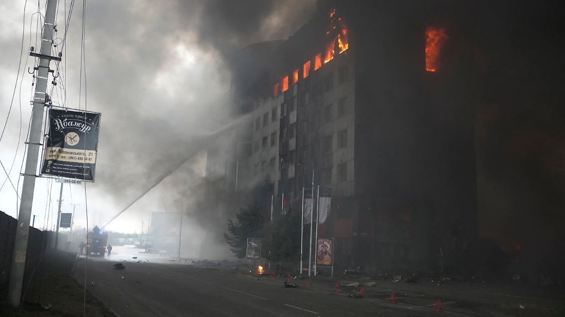 Ein Wohnblock in Kiew nach erneutem Beschuss durch russische Einheiten am Donnerstag.