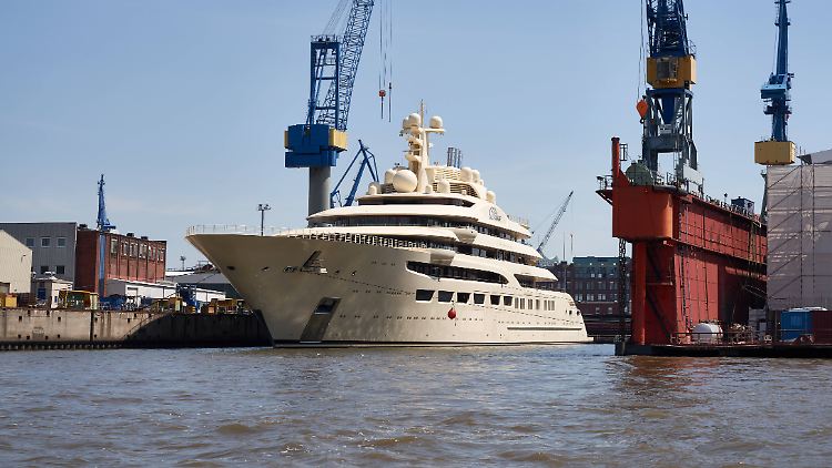 Die "Dilbar" im Hamburger Hafen.