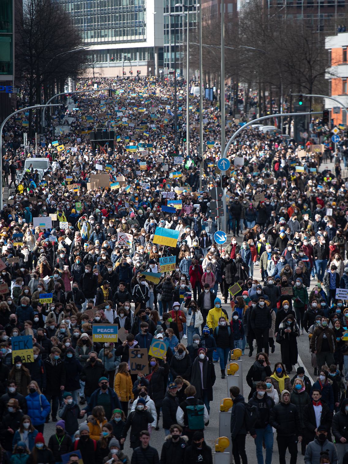 Zehntausende Menschen schließen sich in Deutschland einem globalen Protesttag der Klimaschutzbewegung Fridays for Future gegen den russischen Angriffskrieg in der Ukraine an. Nach Schätzungen der Polizei versammelten sich am Donnerstagmittag in Hamburg rund 20.000 Demonstranten.