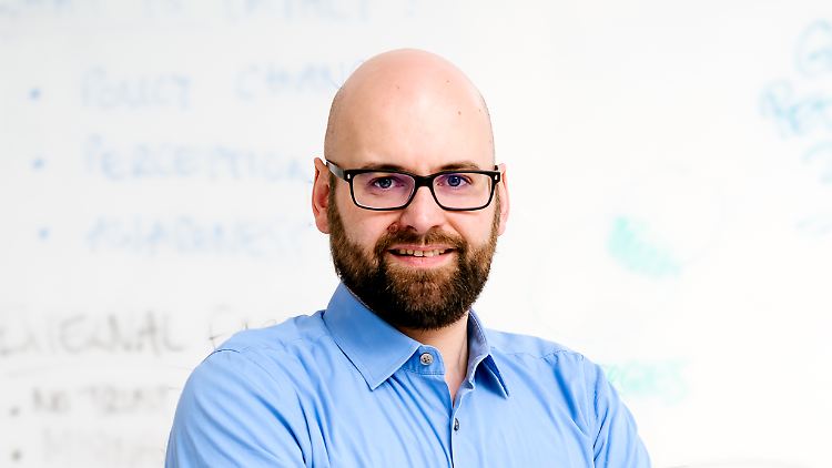 Der Politologe Philipp Rotmann ist Co-Direktor des German Public Policy Institute und auf Friedens- und Sicherheitspolitik spezialisiert. Er war unter anderem für die Bundesregierung in Afghanistan tätig.