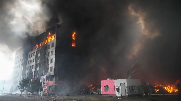 Ein mehrstöckiges Gebäude brennt. 