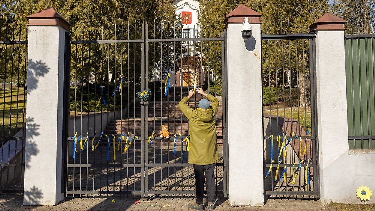"Das Straßenschild auf der russischen Botschaft wird Putin daran erinnern, dass Den Haag auf ihn wartet", sagt Bürgermeister Simasius.