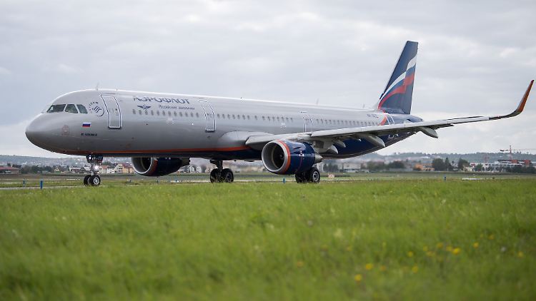 Wladimir Putin hat wegen der Sanktionen verfügt, dass russische Fluggesellschaften wie Aeroflot ihre geleasten ausländischen Maschinen künftig im eigenen Land registrieren dürfen.