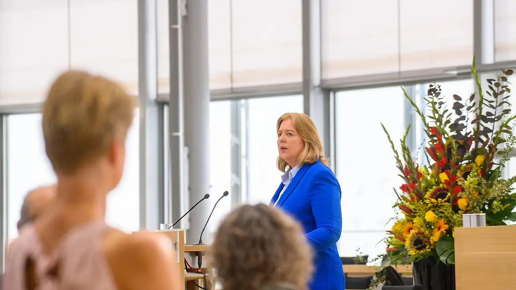 Bundestagspraesidentin-Bas-Es-ist-an-uns-die-Freiheit-zu-schaetzen-und-zu-schuetzen