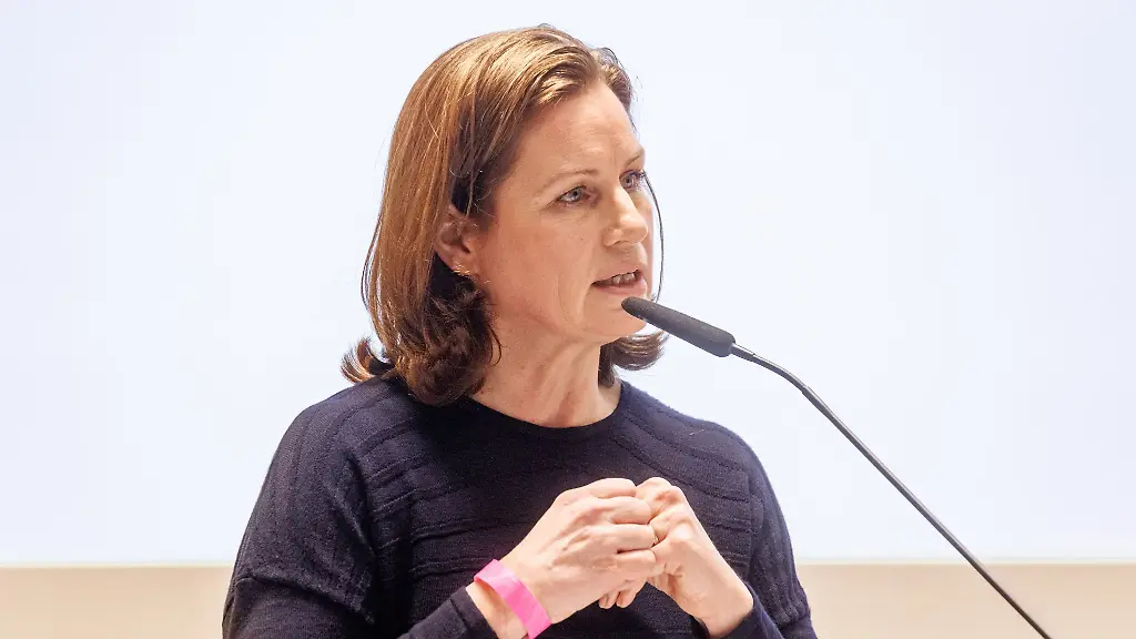 Die-Hamburger-FDP-Landesvorsitzende-Sonja-Jacobsen-hat-sich-gegen-Forderungen-nach-einem-Ausstieg-ihrer-Partei-aus-der-Ampel-Koalition-im-Bund-infolge-der-Wahlschlappe-der-Liberalen-in-Thueringen-und-Sachsen-gewandt