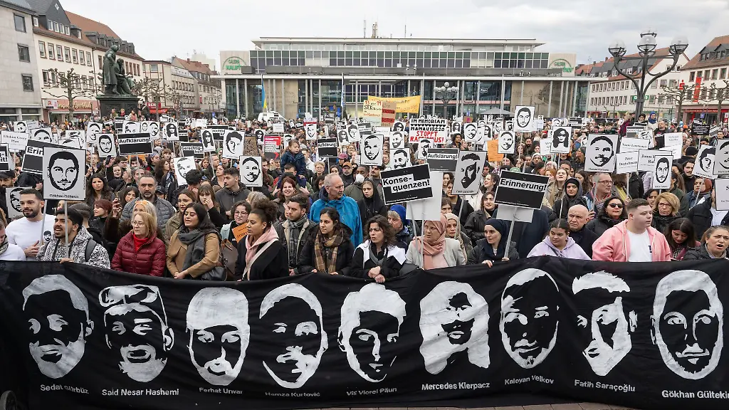Angehoerige-der-Opfer-und-andere-Betroffene-des-Anschlags-haben-der-Polizei-wiederholt-Fehler-bei-dem-Einsatz-nach-der-Tat-vorgeworfen-und-kritisiert-dass-niemand-die-politische-Verantwortung-uebernommen-habe