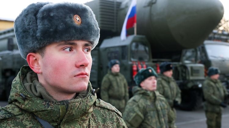 Russischer Soldat neben einer atomwaffenfähigen Interkontinentalrakete.