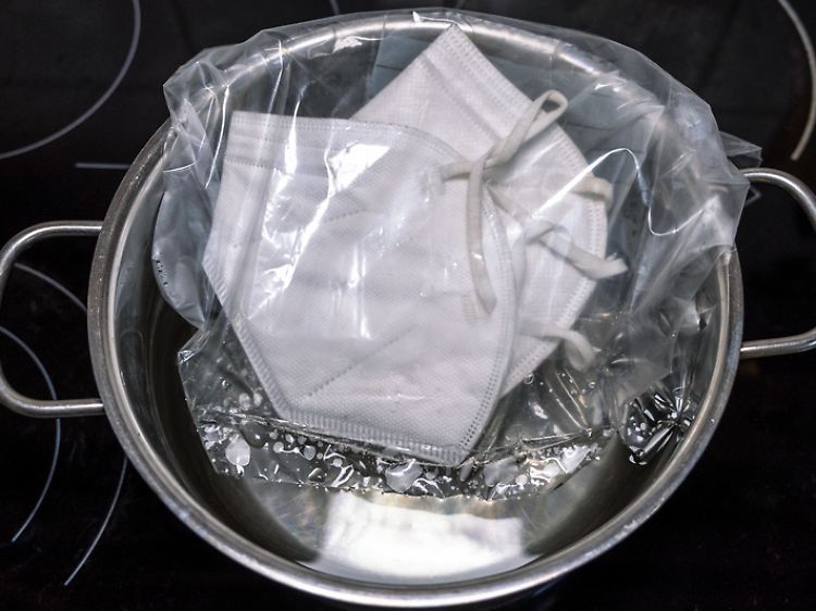 Das Auskochen im Topf dauert rund zehn Minuten - dreimal lässt sich eine Maske mit dieser Methode wiederaufbereiten.
