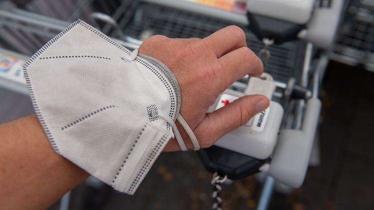 Gern wird die Maske am Arm oder Handgelenk getragen - aus Expertensicht keine schlechte Idee, weil sie so kaum mit Oberflächen in Berührung kommt.