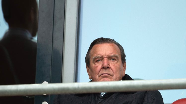 Gerhard Schröder muss sich gegenüber seiner Heimatstadt erklären.