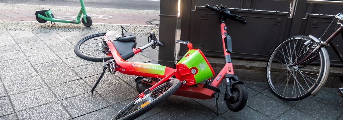 E-Roller und Leihräder drängen immer mehr auf Gehwege und behindern Fußgänger, wie hier zu sehen am Potsdamer Platz in Berlin.