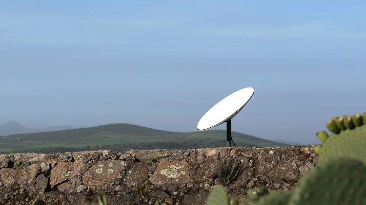 Eine Starlink-Antenne sieht wie eine einfache Satellitenschüssel für den TV-Empfang aus.