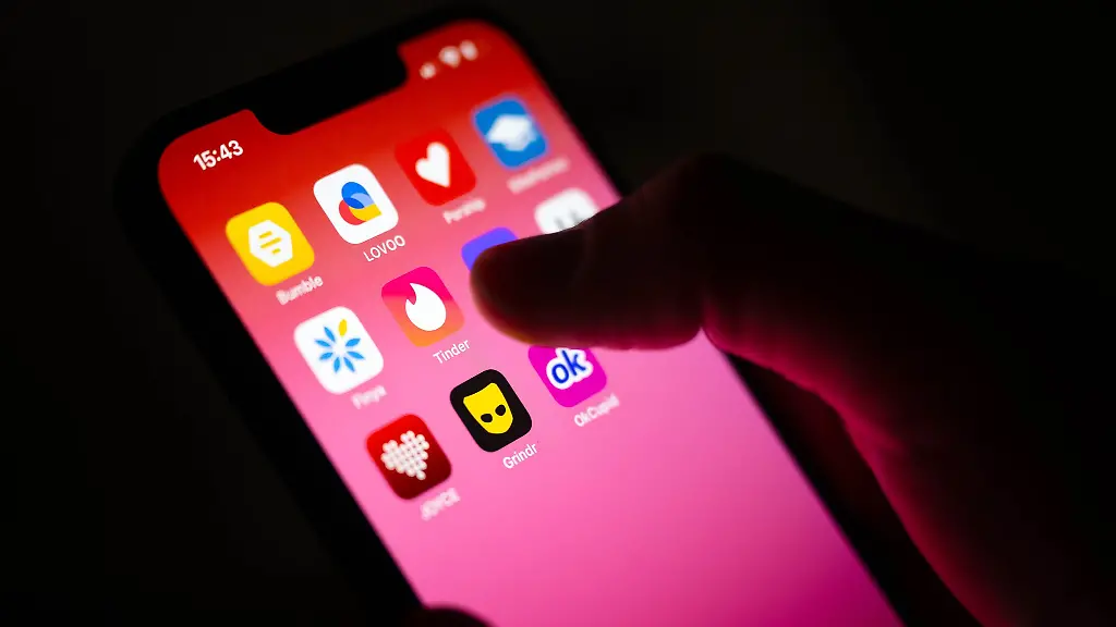 Vier-Maenner-sollen-ueber-eine-Dating-Plattform-ein-Treffen-verabredet-haben-um-einen-Mann-auszurauben