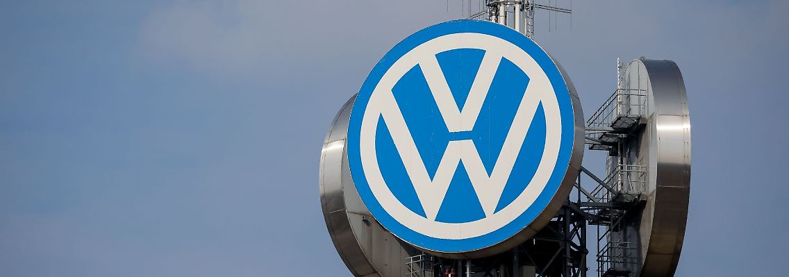 Das Logo des Automobilherstellers Volkswagen ist am VW-Tower in Hannover zu sehen.