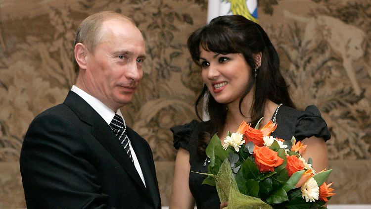 Putin und Netrebko nach der Verleihung der Auszeichnung "Volkskünstlerin Russlands" im Februar 2008. 