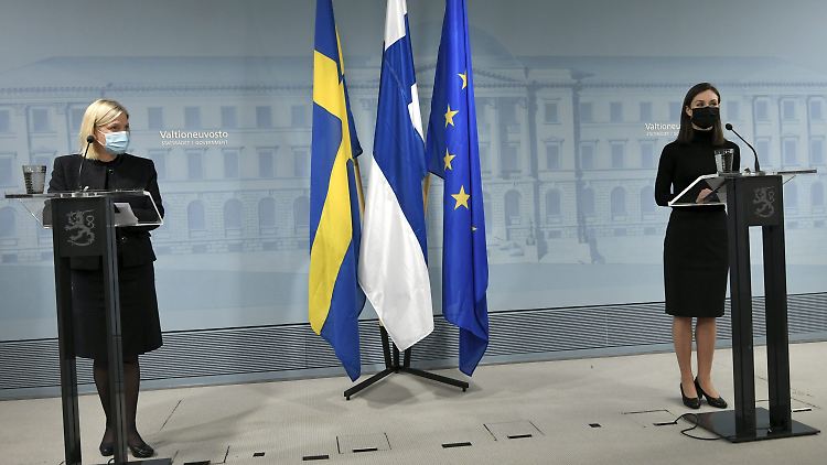 Magdalena Andersson (l), Ministerpräsidentin von Schweden, und Sanna Marin, Ministerpräsidentin von Finnland bei einer Pressekonferenz. 