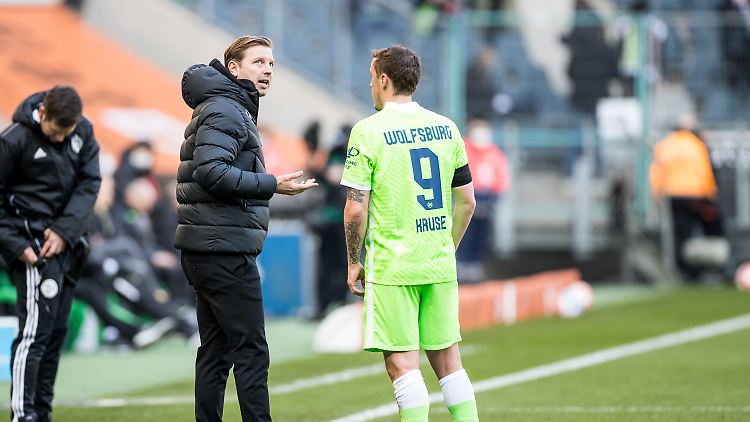Trainer Kohfeldt (l.) und Kruse unterhalten sich wohl eher nicht über einen Szene-Italiener.