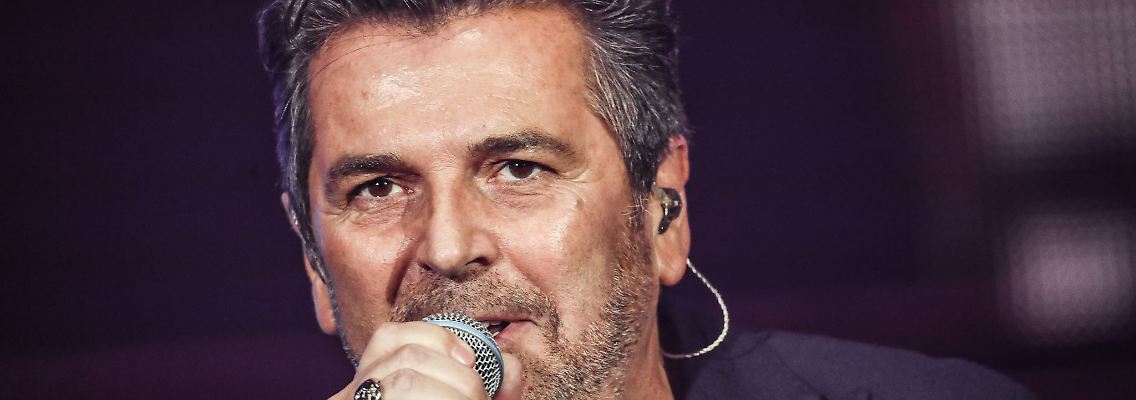 Thomas Anders singt während eines Auftritts.