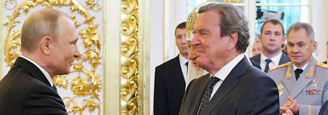 Ex-Kanzler Gerhard Schröder gratuliert Wladimir Putin zu dessen Amtseinführung als Präsident von Russland.