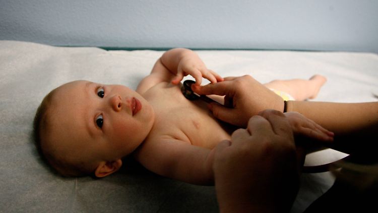 Vor allem Frühchen oder Babys mit Vorerkrankungen haben mit dem RS-Virus zu kämpfen. 
