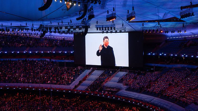 Xi Jinping auf der riesigen Leinwand im Pekinger "Vogelnest".