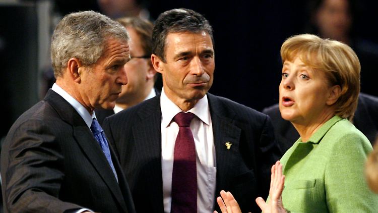 Folgenschweres Nein zum Beitritt der Ukraine auf dem NATO-Gipfel im April 2008: Kanzlerin Merkel mit Rasmussen (Mitte) und US-Präsident Bush.