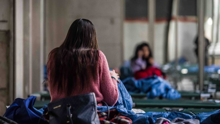 Geflüchtete Frauen und Kinder aus der Ukraine ruhen sich am Freitag auf Feldbetten im Hauptbahnhof München aus.