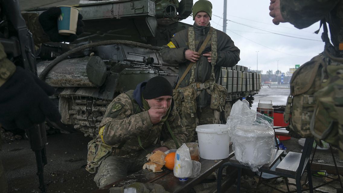 Am Straßenrand, außerhalb der Siedlung Makarivmachen die ukrainischen Truppen Pause.