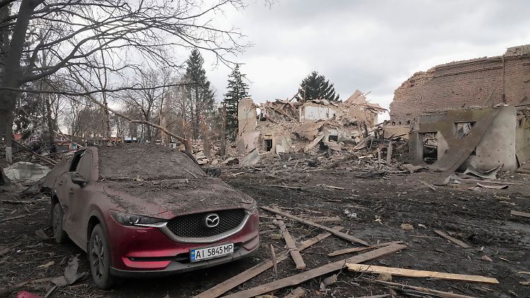 Die Ortschaft Byschiw, 40 Kilometer westlich von Kiew, nach nächtlichem Beschuss.