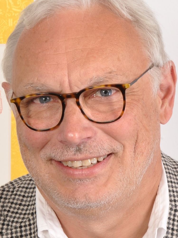 Professor Sven Bernhard Gareis ist Politikwissenschaftler mit dem Schwerpunkt Internationale Beziehungen und Sicherheitspolitik. Er lehrt an der Westfälischen Wilhelms-Universität in Münster.