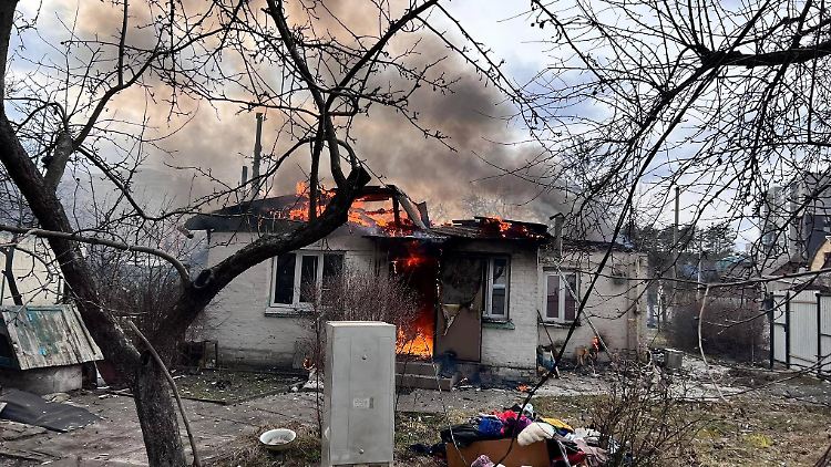 Ein Wohnhaus in Kiew steht nach Granatenbeschuss in Flammen.