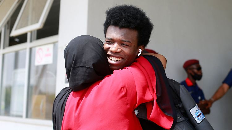 Ein Student aus der Ukraine wird nach seiner Rückkehr nach Nigeria von seiner Mutter begrüßt.