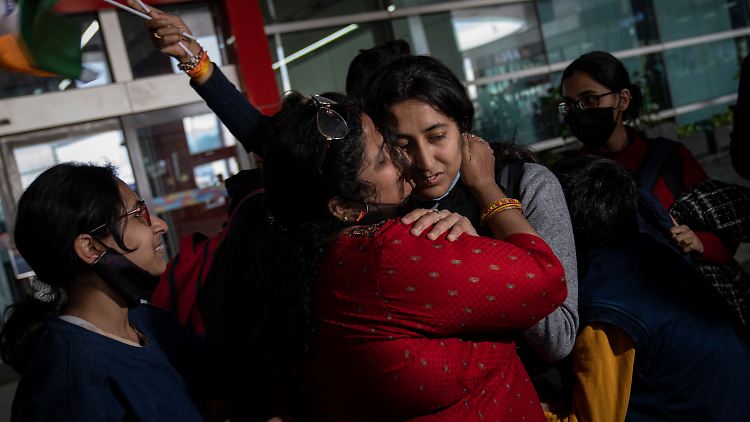 Erleichterung auch in Indien: Eine Mutter empfängt ihre aus der Ukraine zurückgekehrte Tochter.